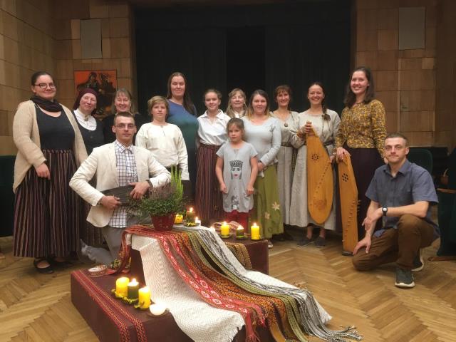 Folkloras kopa "Āravieši"